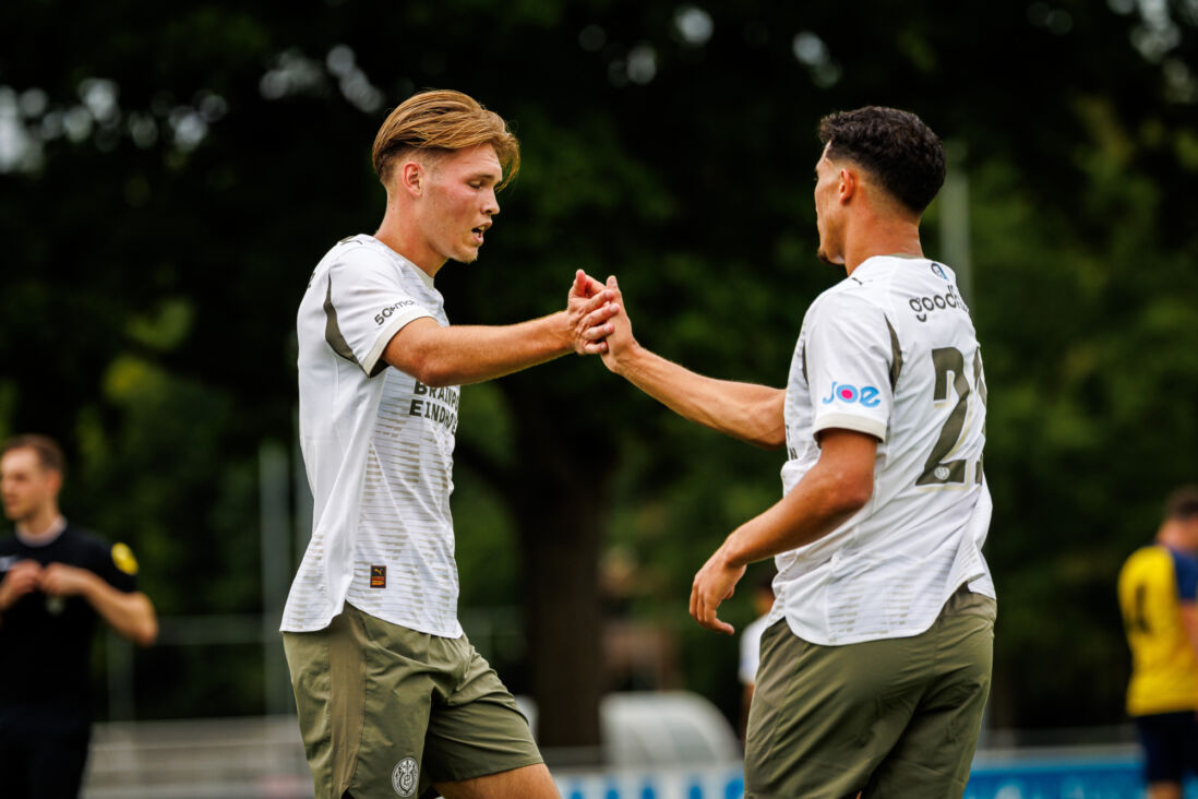 Joel van den Berg viert zijn goal tegen Union met Couhaib Driouech