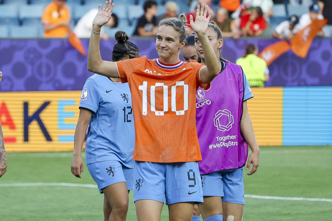 Vivianne Miedema met een speciaal shirt voor haar honderdste goal in Oranje