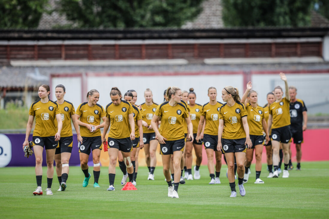 De OranjeLeeuwinnen trainen in Zwitserland