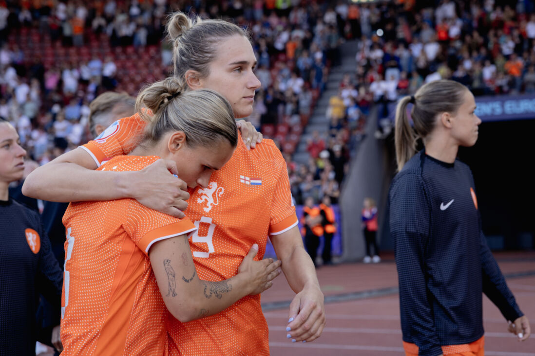 Vivianne Miedema met Kerstin Casparij na de nederlaag tegen Engeland