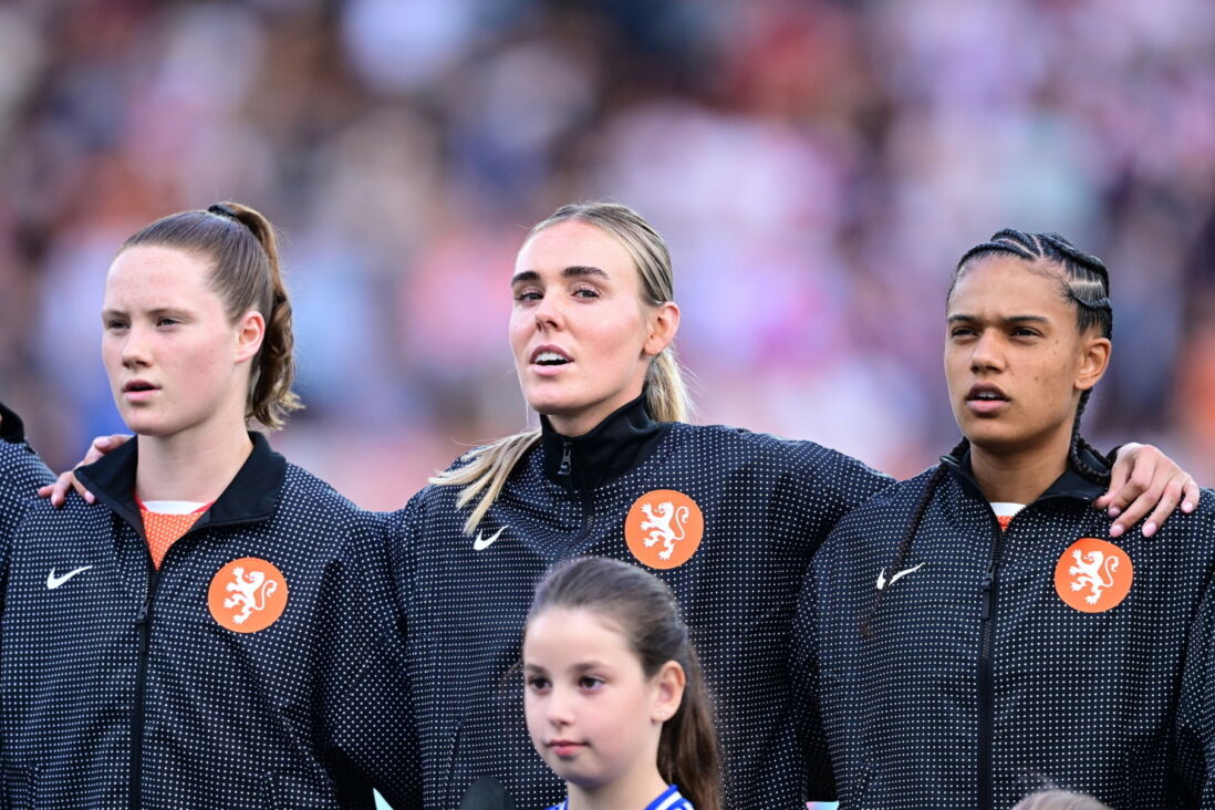 Veerle Buurman, Jill Roord en Esmee Brugts tijdens het Wilhelmus