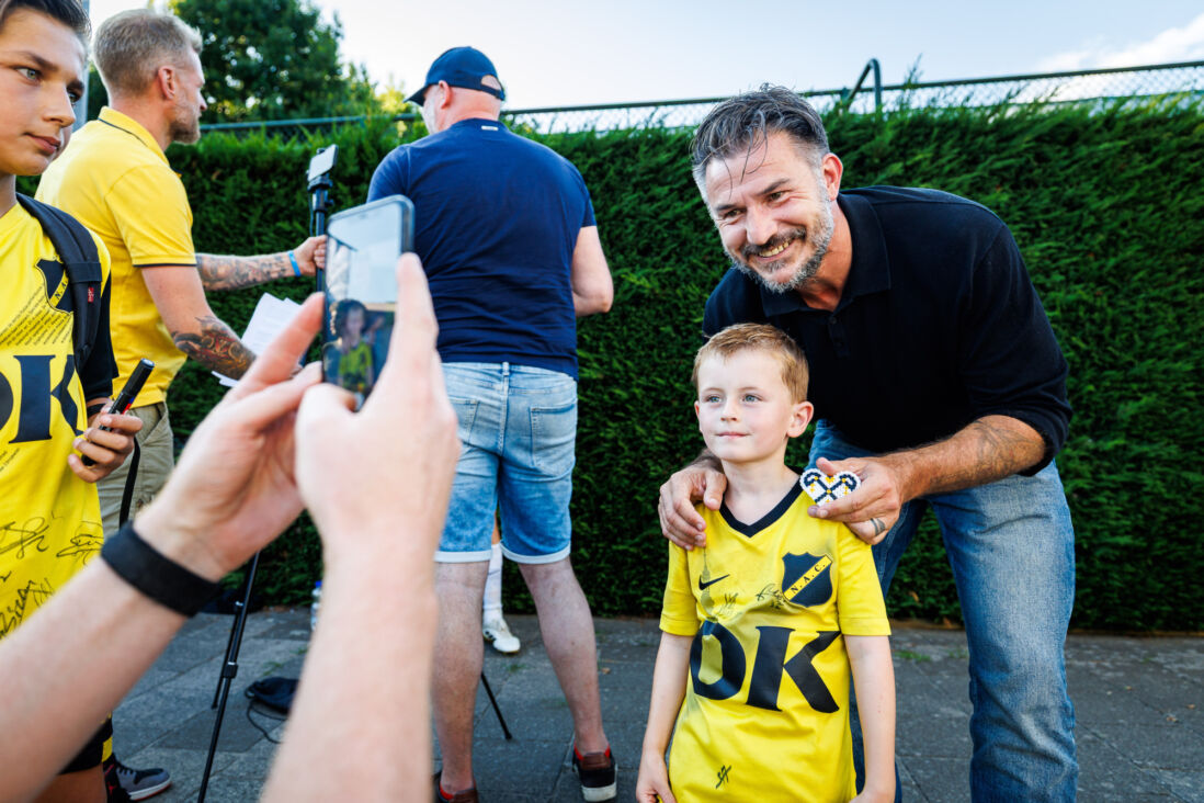Carl Hoefkens met een jonge fan