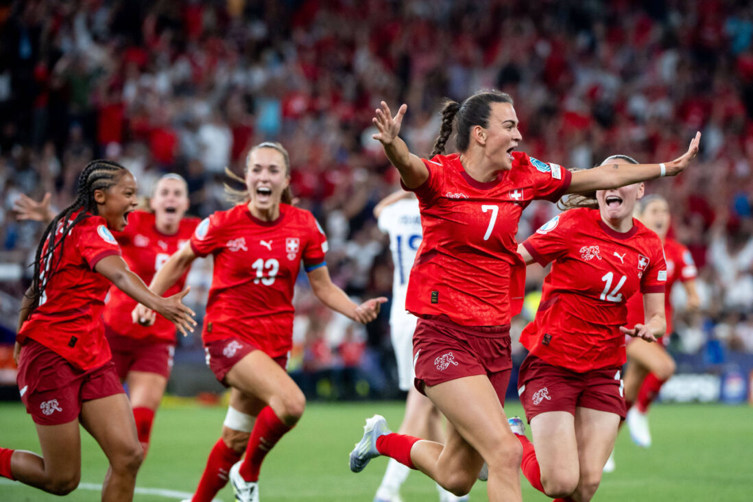 Zwitserland juicht na een goal van Riola Xhemaili
