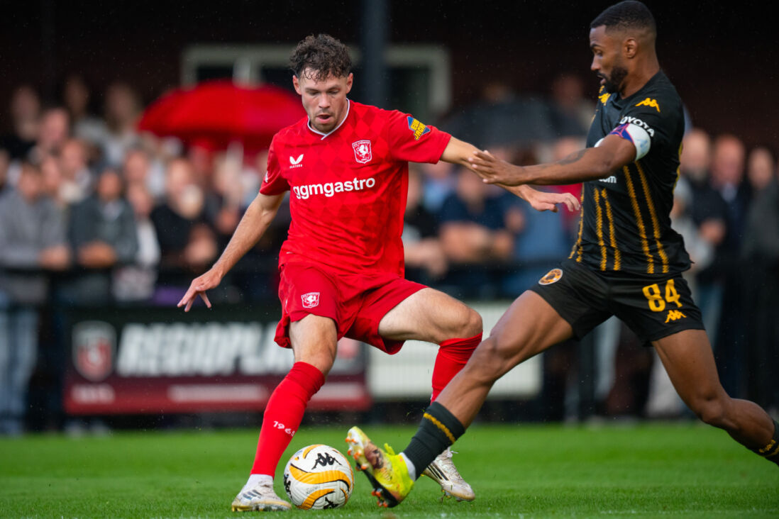 Mitchell van Bergen in het duel met Kaizer Chiefs