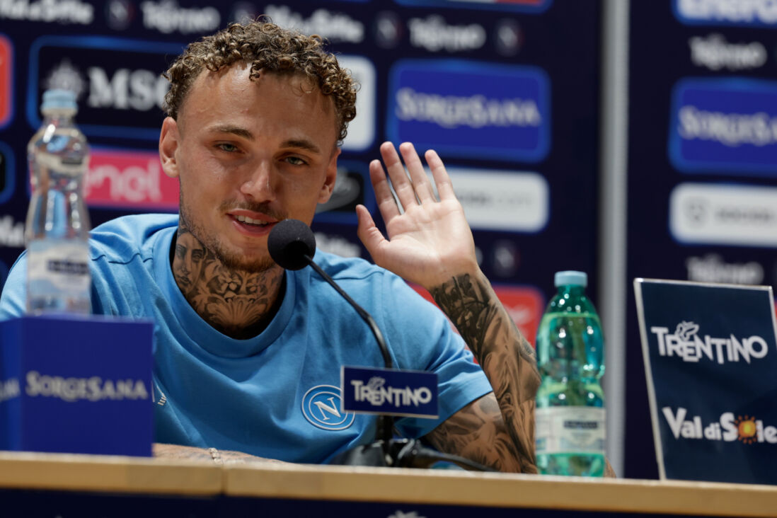 Noa Lang gepresenteerd bij Napoli