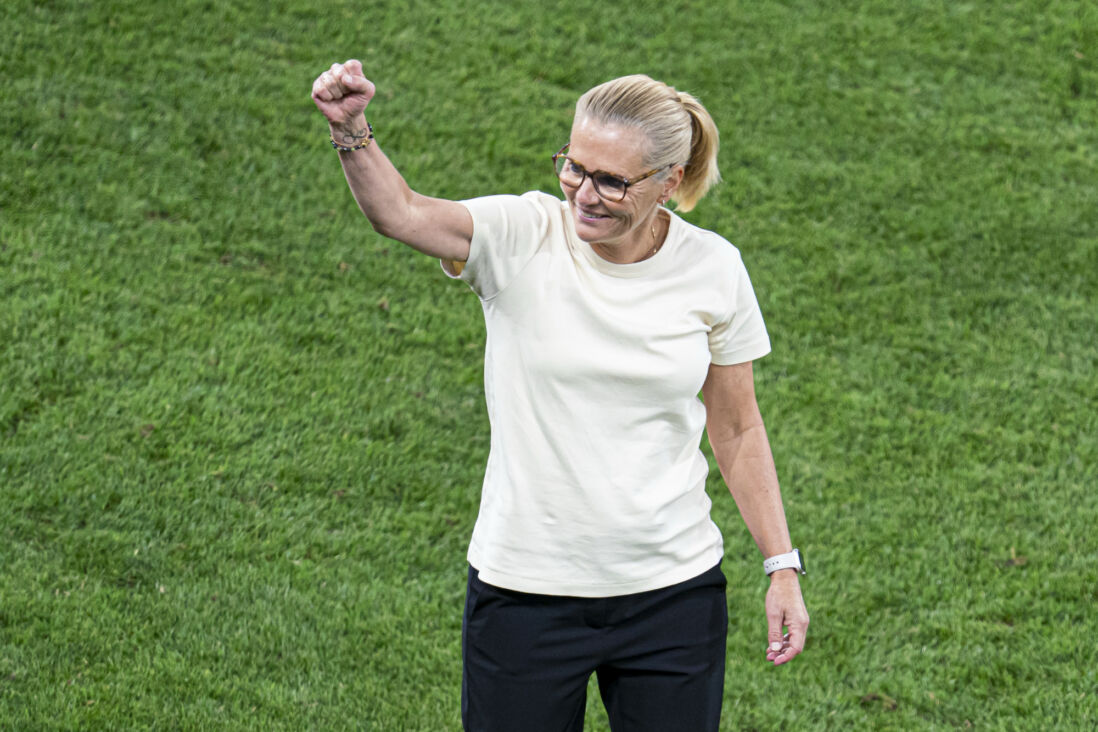 Sarina Wiegman juicht