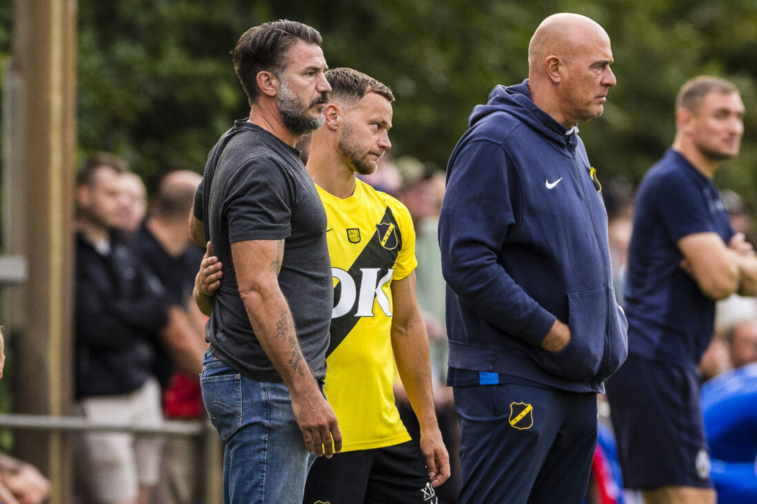 Carl Hoefkens en Boyd Lucassen omarmen elkaar