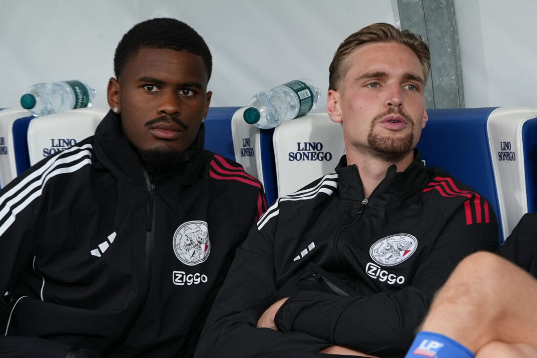 Jorrel Hato en Kenneth Taylor op de bank bij Ajax