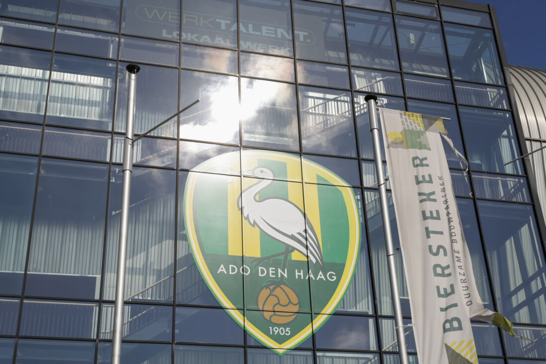 Het logo van ADO Den Haag op het stadion