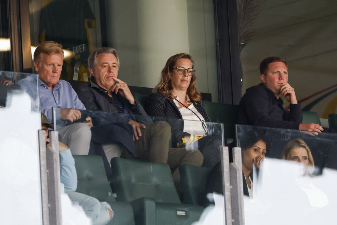 Natascha van Grinsven-Admiraal (derde van links) op de tribune bij ADO Den Haag