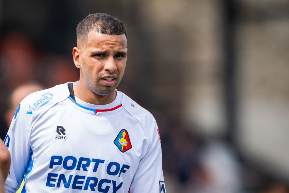 Adam Maher in het shirt van Telstar