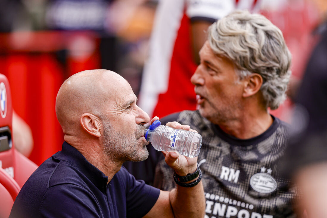 Peter Bosz op de bank bij PSV