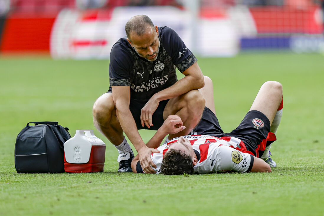 Ruben van Bommel ligt geblesseerd op het veld