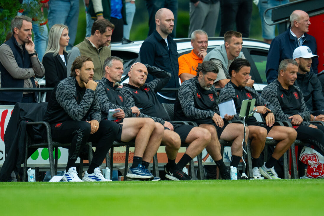 Chris de Graaf (links) op de bank bij FC Twente in de voorbereiding