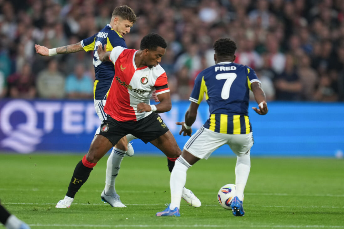 Quinten Timber in actie tegen Fenerbahce