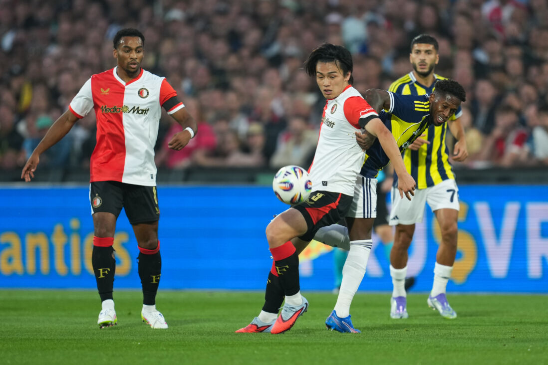 Ayase Ueda in actie tegen Fenerbahce
