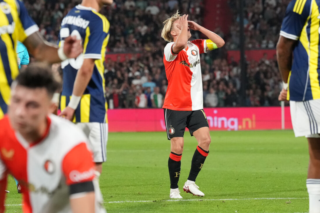 Sem Steijn in actie tegen Fenerbahçe