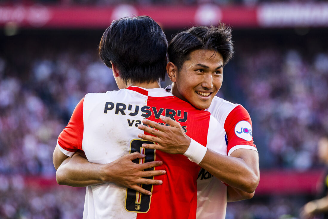 Ayase Ueda en Tsuyoshi Watanbe vieren feest na een goal