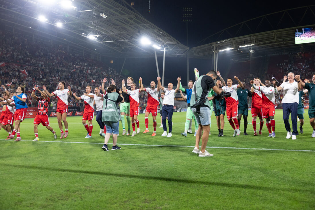 FC Utrecht viert feest na de zege op Servette FC