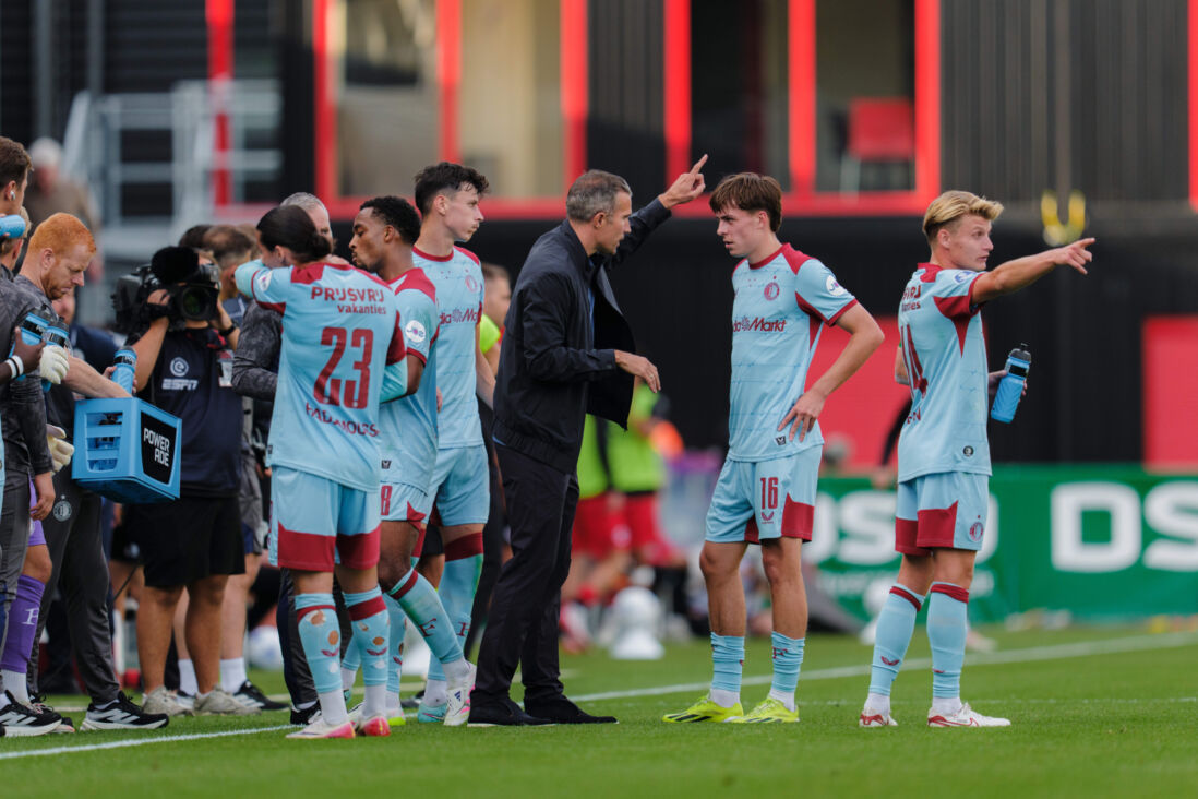 Feyenoord-spelers rondom trainer Robin van Persie