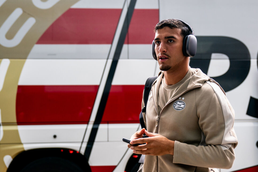 Couhaib Driouech voor de spelersbus van PSV