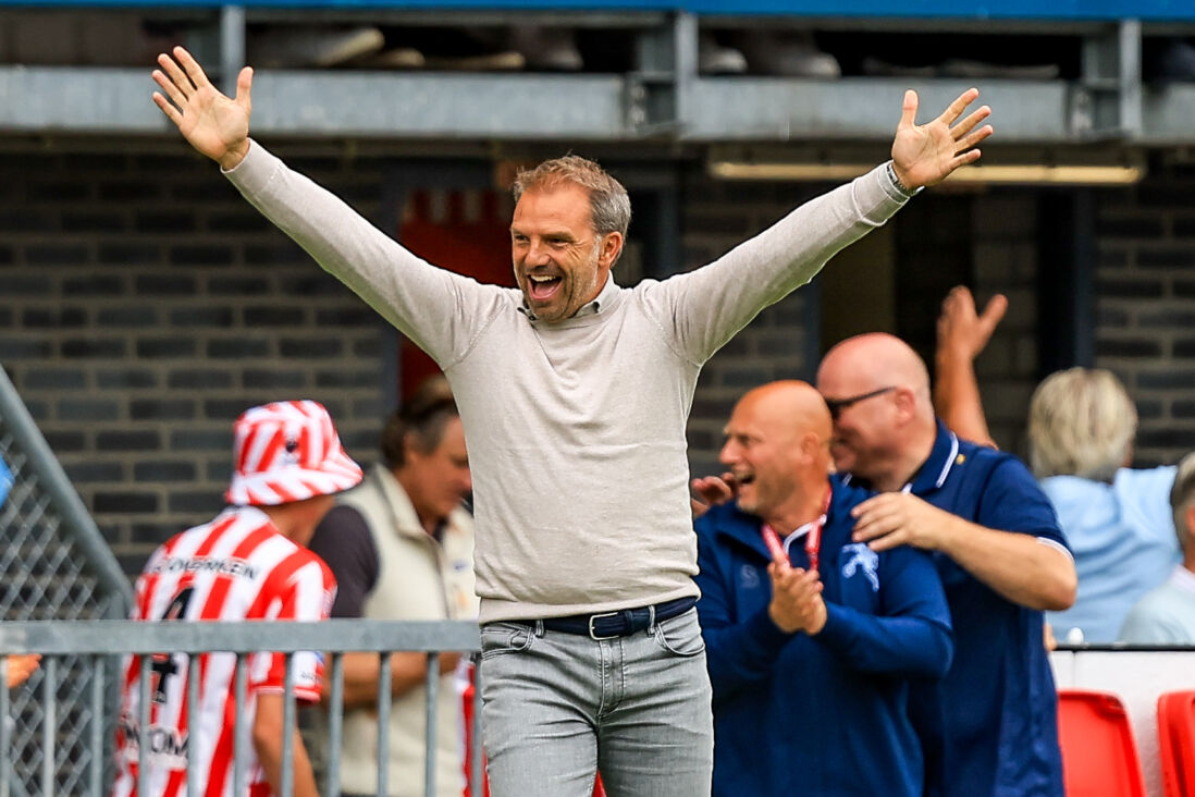 Maurice Steijn viert de zege van Sparta op FC Utrecht