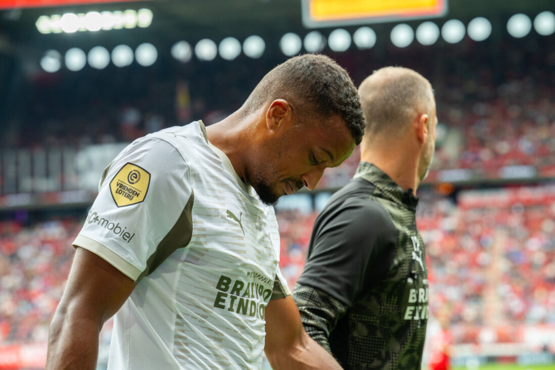 Alassane Pléa viel geblesseerd uit tegen FC Twente