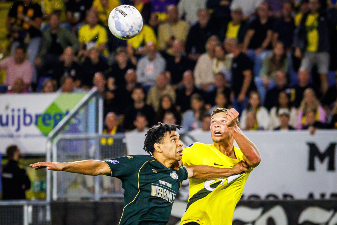 Sydney van Hooijdonk kopt de bal