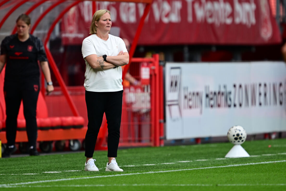 Corina Dekker langs de lijn in De Grolsch Veste