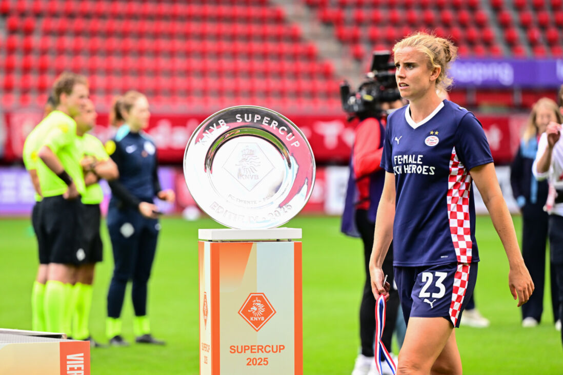 Myrthe Kemper-Moorrees loopt langs de Super Cup