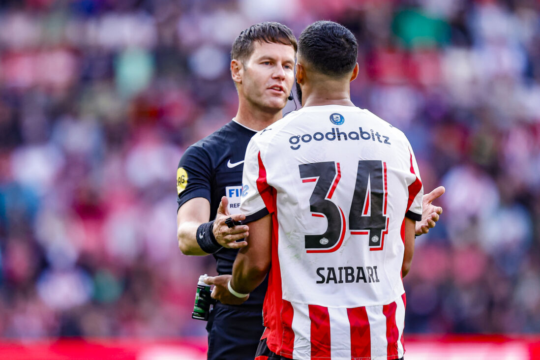 Danny Makkelie in discussie met Ismael Saibari