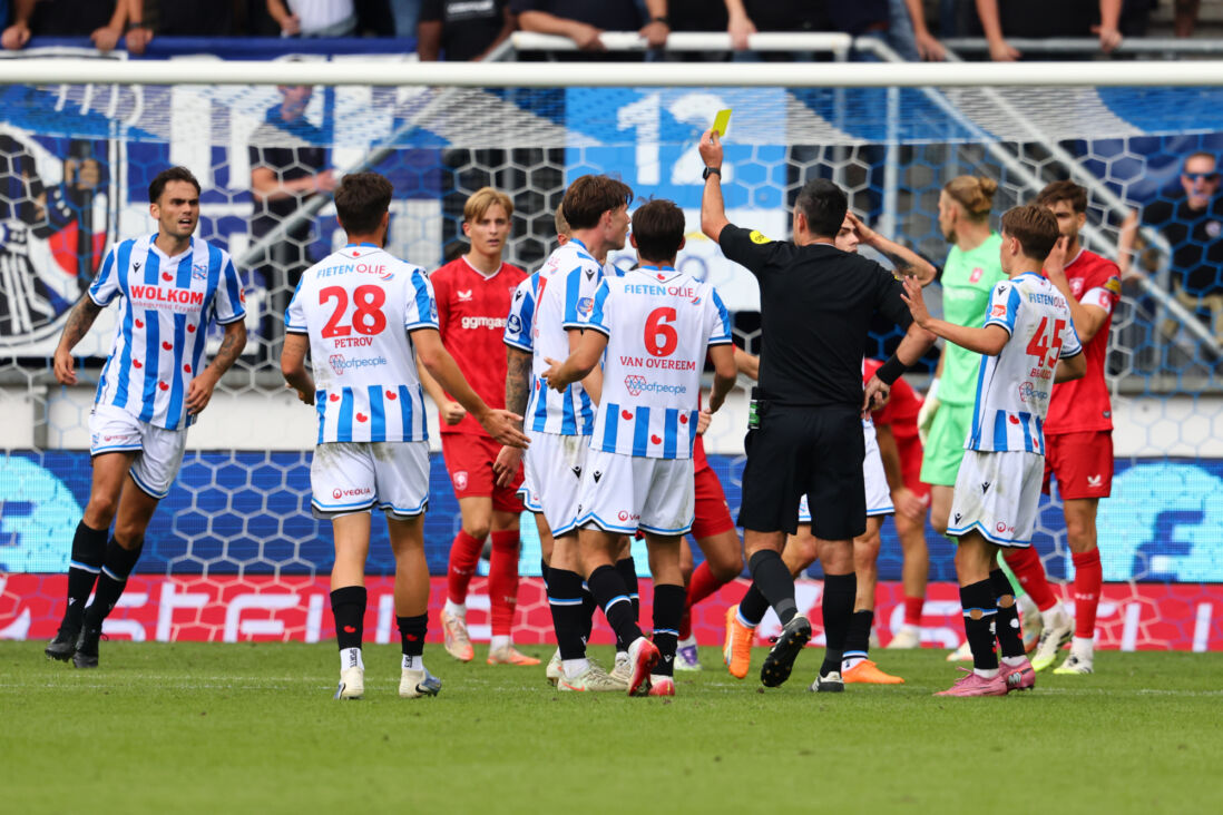 Luuk Brouwers krijgt zijn tweede gele kaart
