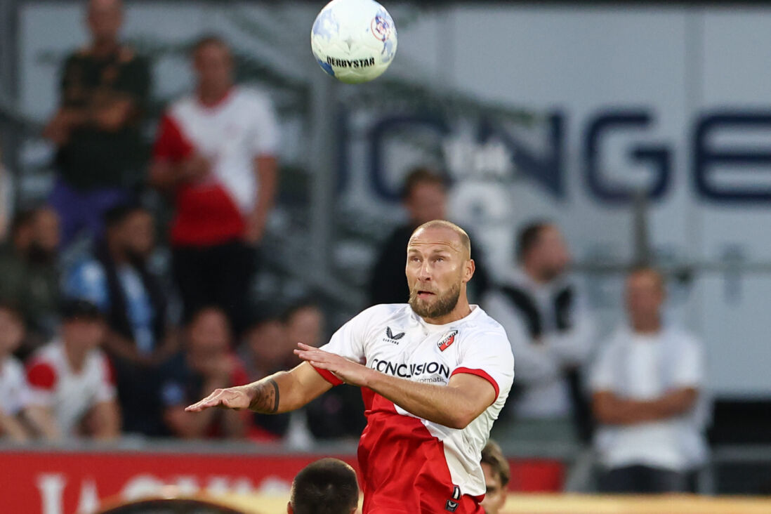 Mike van der Hoorn kopt de bal