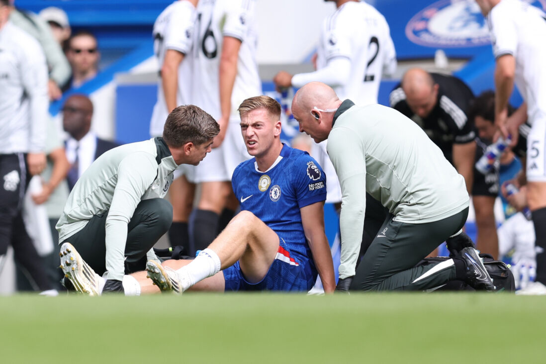 Liam Delap zit geblesseerd op het veld