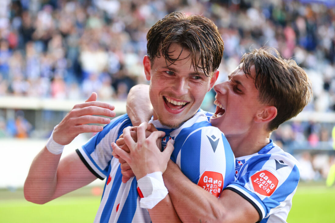 Nikolai Hopland en Oliver Braude vieren een treffer van SC Heerenveen