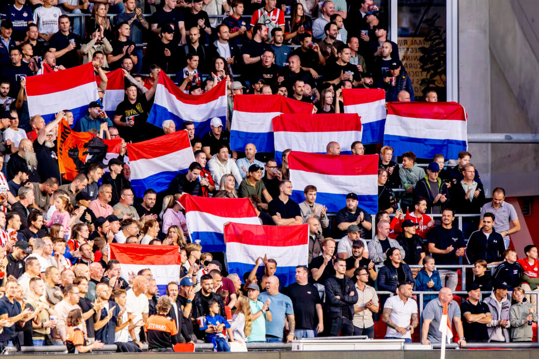 Nederlandse vlaggen in een stadion