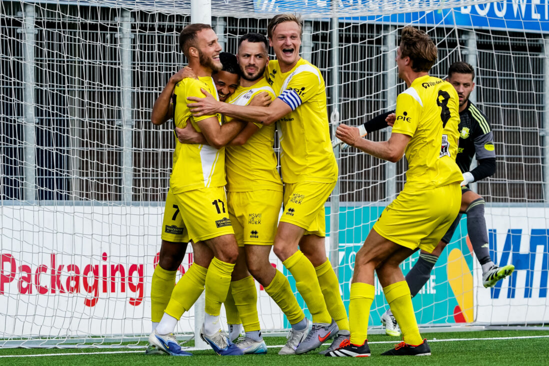 Gertjan Martens (met aanvoerdersband) juicht na een treffer van Hoek