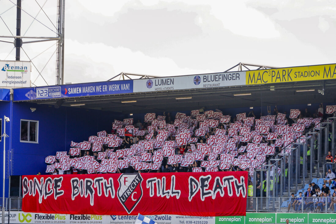 FC Utrecht-supporters in het uitvak van PEC Zwolle