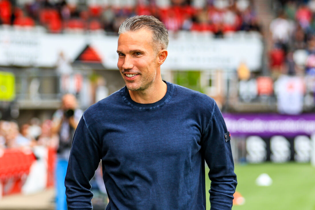 Robin van Persie kijkt blij