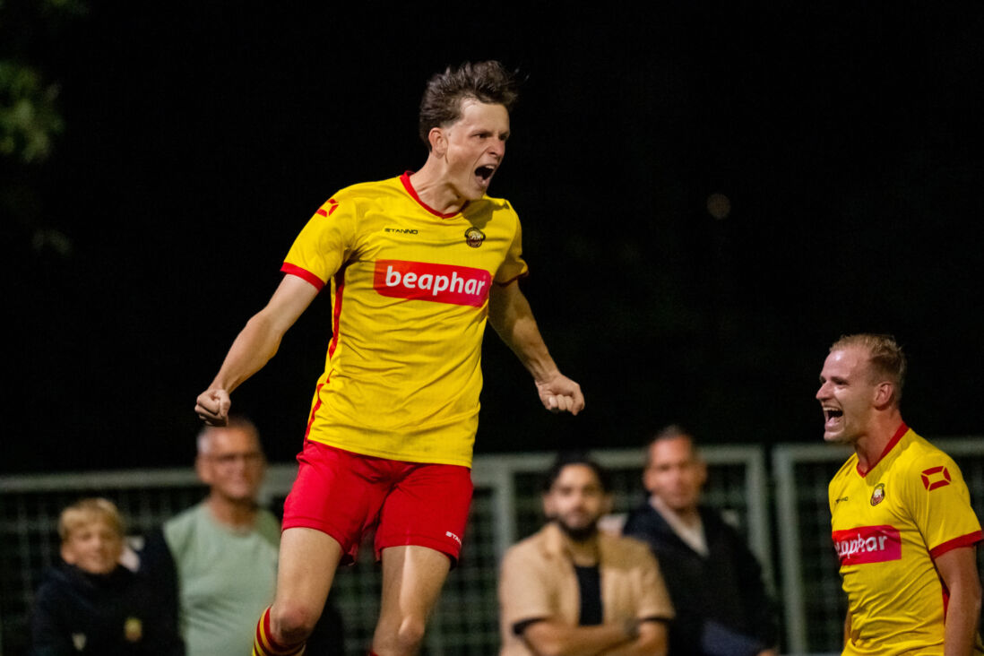 Rohda Raalte juicht na een treffer in de KNVB Beker