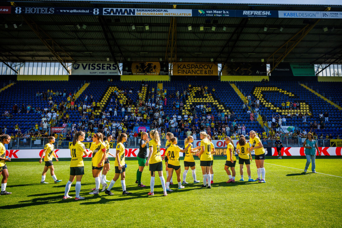 De speelsters van NAC Breda in het Rat Verlegh Stadion
