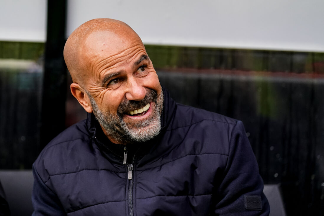 Een lachende Peter Bosz