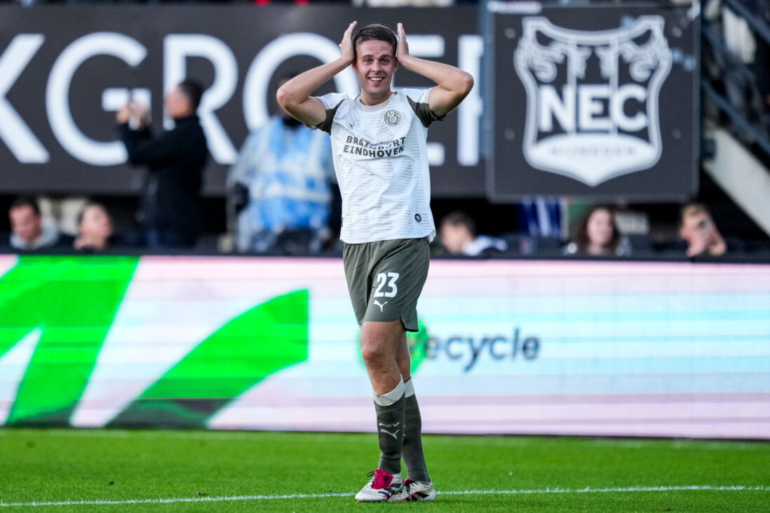 Joey Veerman viert zijn goal tegen NEC