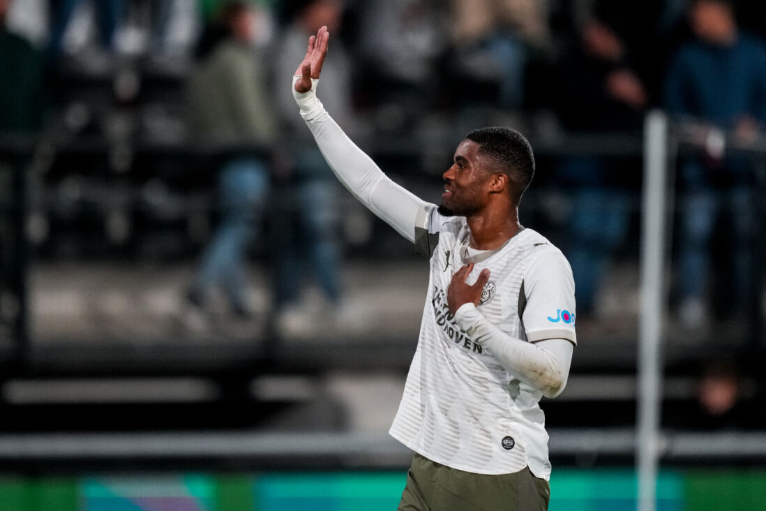 Myron Boadu viert zijn eerste treffer namens PSV