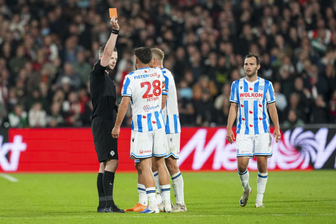 Hristiyan Petrov moet met rood van het veld
