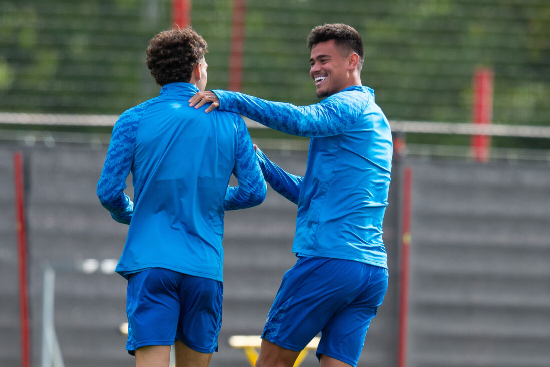 Mees Hilgers op het trainingsveld bij FC Twente
