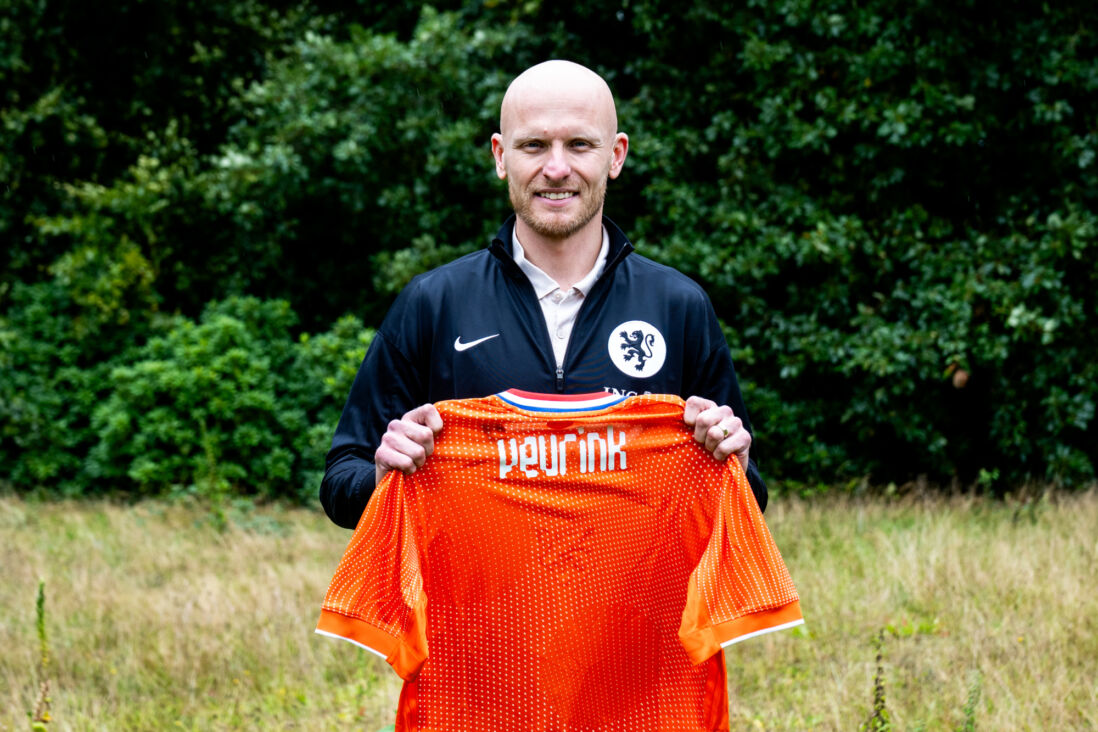 Arjan Veurink als bondscoach van de OranjeLeeuwinnen