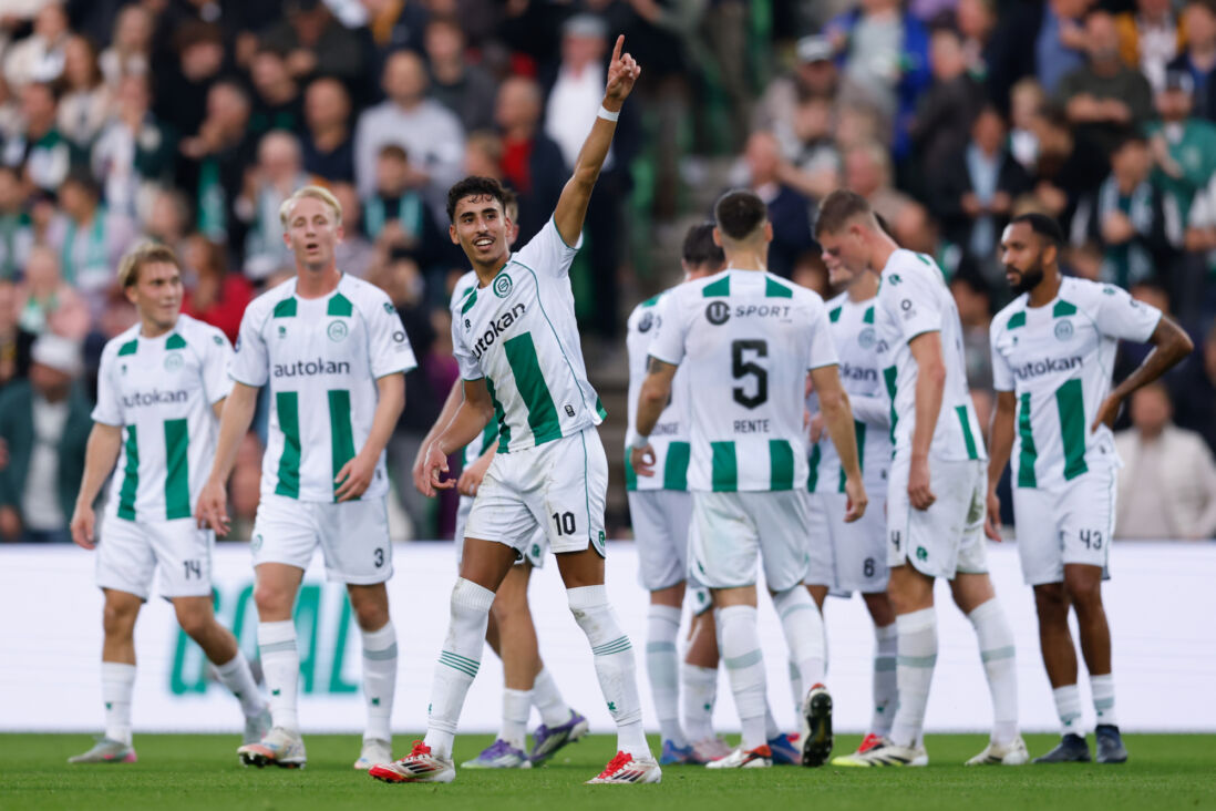 Younes Taha en FC Groningen vieren een doelpunt