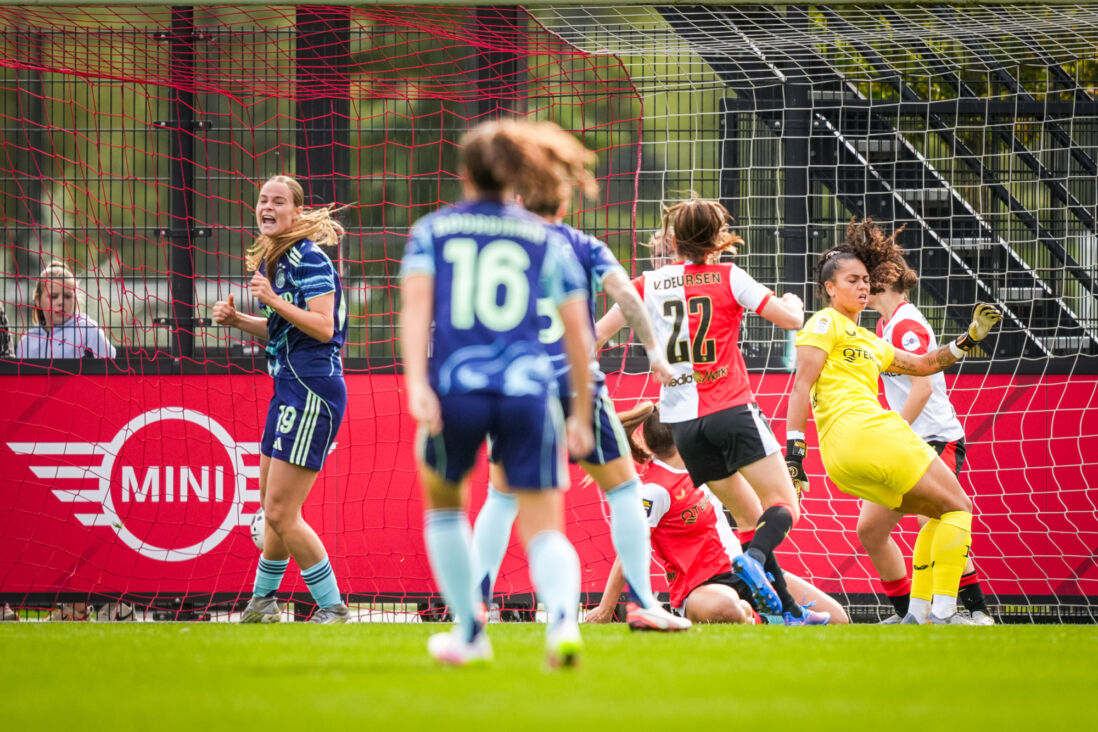 Mirte van Koppen (Ajax) juicht na haar goal tegen Feyenoord