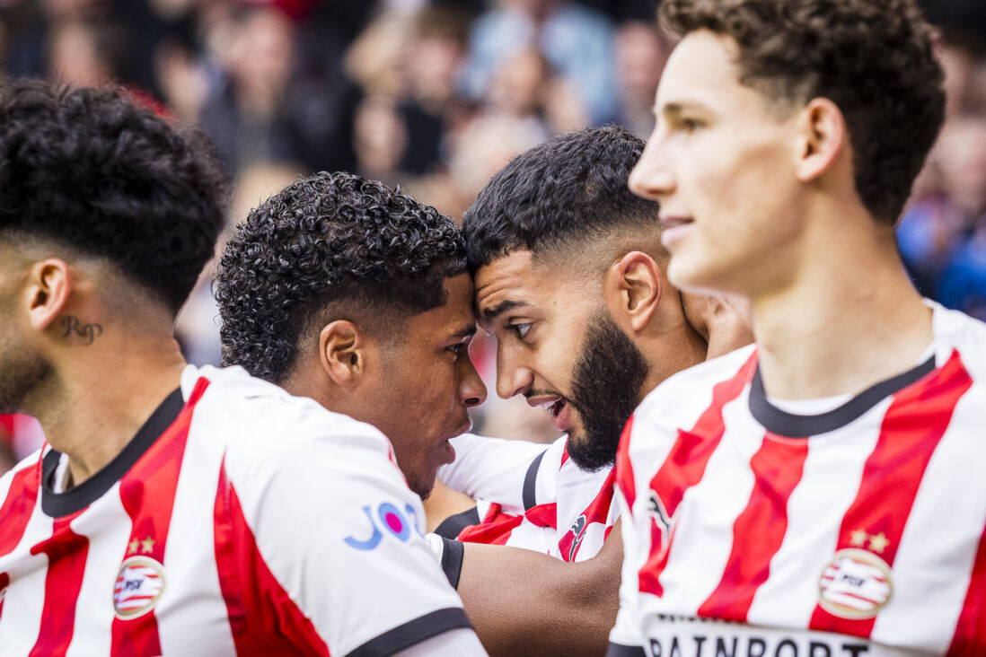 Ryan Flamingo en Ismael Saibari, met op rechts Ricardo Pepi en op links Ruben van Bommel